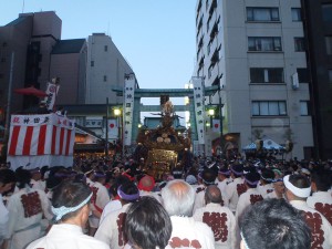 市場神輿の宮入前