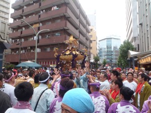 蒲田駅前の神輿2