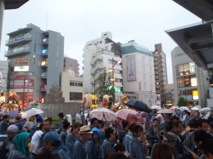 武蔵小山両社祭　駅前で雨2