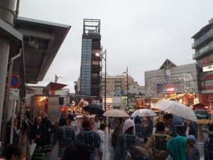 武蔵小山両社祭　駅前で雨1