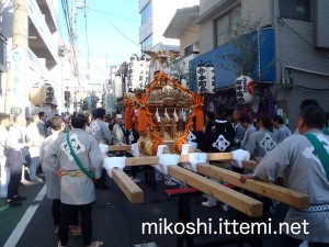 三軒茶屋「本町会」の神輿