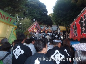 三軒茶屋太子堂八幡神社の参道