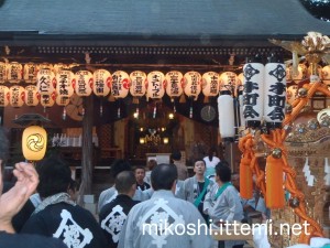 三軒茶屋太子堂八幡神社へ宮入り