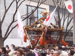 奉祝パレードの神輿11