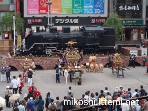 新橋SL広場の千貫神輿