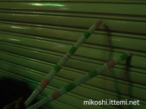 大拍子を叩くバチ１