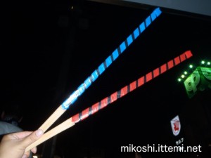 大拍子を叩くバチ２