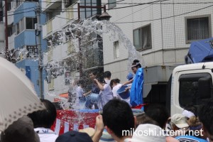 トラックから水