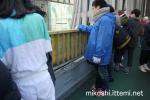表参道歩道橋の空きスペース