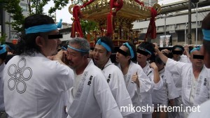 湯島天満宮例大祭　本社神輿の一番前