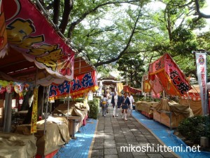 蒲田八幡神社の参道と露店