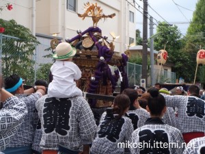 神輿で子どもを肩車