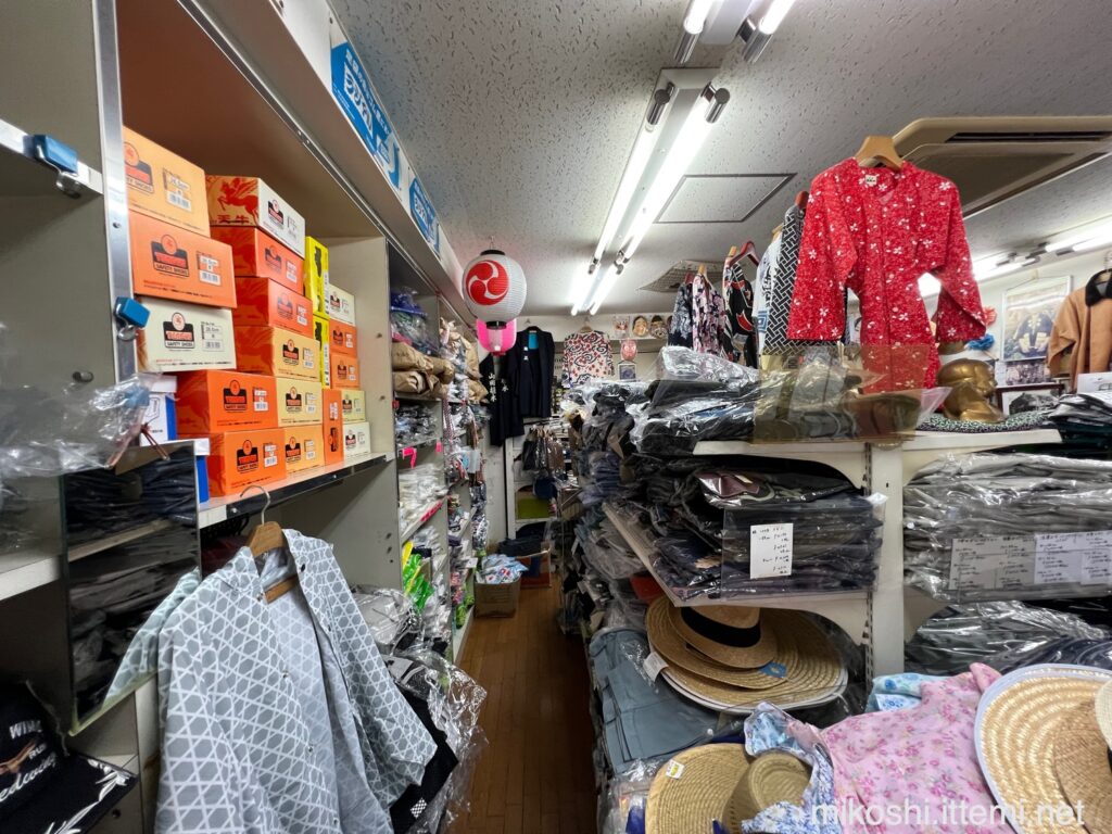 岡田屋足袋店　店内の神輿衣装アイテム